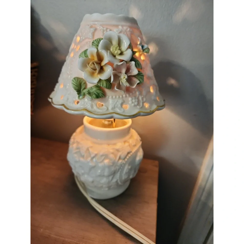 Vintage Ceramic Victorian Style Lamp w/ 3D Flowers 19